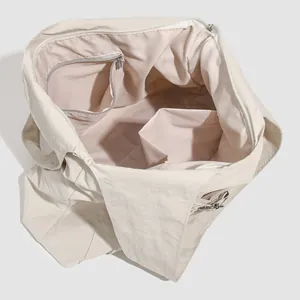 Minimalistische gebroken witte grote draagtas met ritssluiting en ruim binnenvak voor