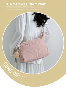 Rosafarbene Nylon-Umhängetasche mit Gubble-Stickerei und süßem Toast-Plüsch-Anhänger