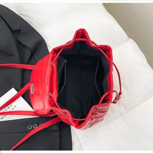 Sac à dos rouge matelassé pour femme avec cordon de serrage et bretelles en chaîne