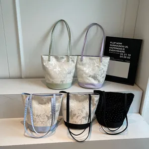 Cinque borse a secchiello in colori pastello con motivi marmorei su display bianco