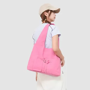 Macro-opname van de roze tote tas van glad nylon met metalen gesp op de voorzak
