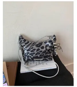 Λεπτομέρεια της ασημί hobo τσάντας με λεοπάρ σχέδιο και διακοσμητικό αστέρι