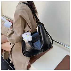 Sac hobo noir brillant en PU avec pendentif ours et détails de texte embossés