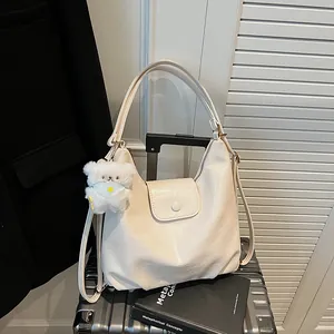 Sac Cabas Rétro en Cuir PU pour Femmes Grande Capacité Sac à Épaule Hobo Avec Pendentif Ours en Peluche Mode