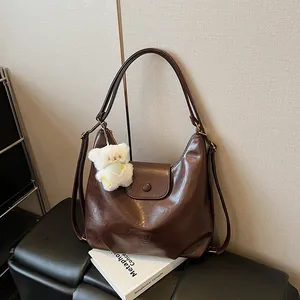 Grand sac à épaule Hobo marron vintage avec pendentif ours pour les trajets quotidiens
