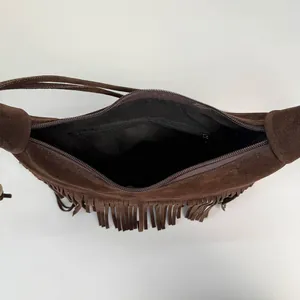 Borsa a tracolla in pelle scamosciata marrone scuro con frange e tasca interna