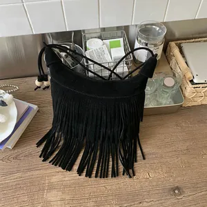 Borsa a spalla in camoscio nero con frange alla moda e perline di legno