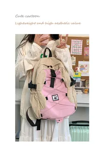 Détail du sac à dos de randonnée avec design contrasté beige rose et badge Penguin