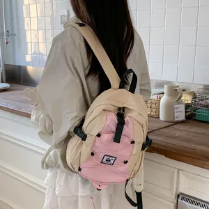 Sac à dos extérieur léger avec design contrasté beige et rose et détail de cordon élastique