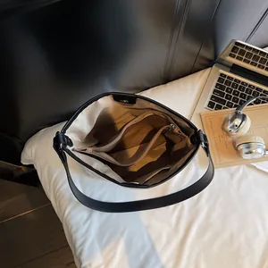 Ampia borsa tote in tessuto bianco con spalline in pelle e divisori interni multipli