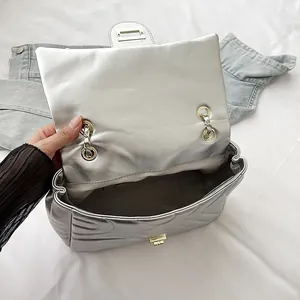 Sac à bandoulière argenté matelassé avec chaîne métallique et fermoir doré chic