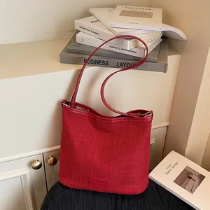 Secchiello rosso minimalista in tessuto con texture elegante e tracolla sottile donna