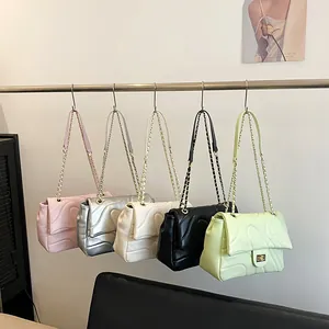 Sacs à bandoulière matelassés avec chaîne en cinq couleurs tendance pour l'été