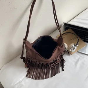 Bruine suède crossbody tas met bohemien franje en een lange schouderriem