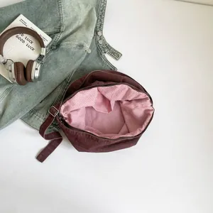 Borsa tote retrò in denim bordeaux con fodera a righe e tracolla regolabile per donna