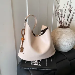 Vintage Γυναικεία Τσάντα Hobo από Δέρμα PU Μεγάλης Χωρητικότητας Με Ξύλινες Χάντρες Φούντα Casual Μινιμαλιστική Τσάντα Ώμου