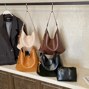 Μινιμαλιστική δερμάτινη τσάντα κουβάς με φούντες και αλυσίδες σε τέσσερα χρώματα