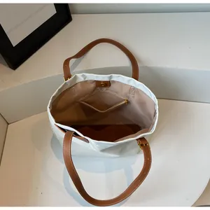 Binnenaanzicht van witte shopper met bruine voering, ritsvak en magnetische gespsluiting
