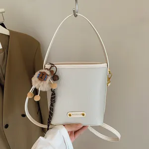Borsa a Secchiello da Donna in Pelle PU con Motivo Litchi Minimalista alla Moda Stile Coreano Borsa a Tracolla con Ciondolo in Peluche Rimovibile