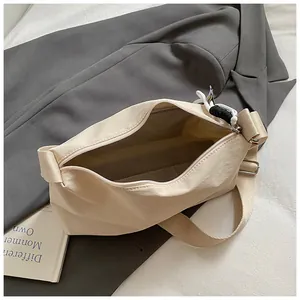 Sac messager beige crème de grande capacité avec poche intérieure et zip sur le dessus