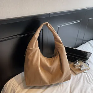Grand sac fourre-tout en velours côtelé marron clair avec forme hobo demi-lune minimaliste