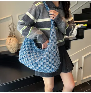 Detail der blau-beigen karierten Hobo-Tasche aus Denim mit Fransen und viel Stauraum