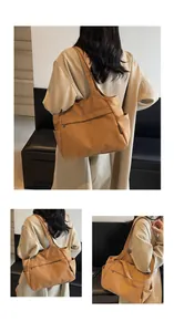 Vue détaillée du grand sac cabas marron en nylon avec poches latérales sur mannequin