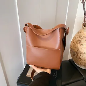 Korean Minimalist PU Leather Bucket Bag For Women Contrast Stitching Large Capacity Commute Single Shoulder Crossbody Bag