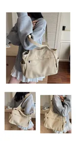 Détail d'un sac fourre-tout en nylon blanc cassé avec poches latérales et coutures