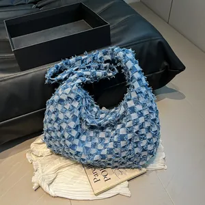 Hobo-Tasche aus Denim mit Karomuster, ausgefransten Kanten und großem Fassungsvermögen