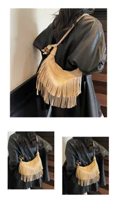 Detail van beige suède hobo tas met lange franjes en decoratieve houten kralen