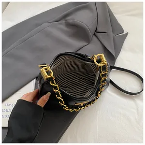 Sac bandoulière femme en cuir noir avec chaîne dorée et doublure à rayures internes