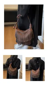 Detail van bruine suède crossbodytas met vintage franjes en houten kralendecoratie