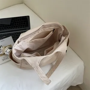 Grand sac cabas en nylon beige avec poches intérieures et fermeture éclair sécurisée