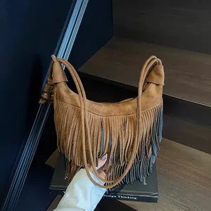 Vintage donkerbruine suède handtas met modieuze franjes en houten kralen decoratie