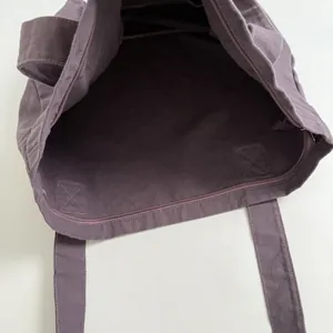 Détail du grand sac cabas en toile violet foncé avec fermeture zippée et espace interne