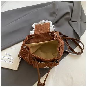 Sac à dos marron en velours côtelé à pois avec bordure en dentelle et bretelles en cuir
