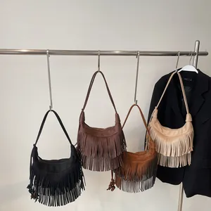 Suède hobo schoudertas met franjes verkrijgbaar in zwart, bruin, camel en beige