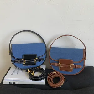 Borsa a sella in denim con finiture in pelle e fibbie dorate in nero e marrone
