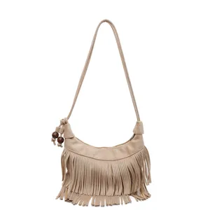 Minimalistische beige suède hobo tas met decoratieve franjes en houten kralen