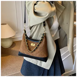 Détail du sac matelassé vintage avec fermoir doré et bandoulière en chaîne mixte