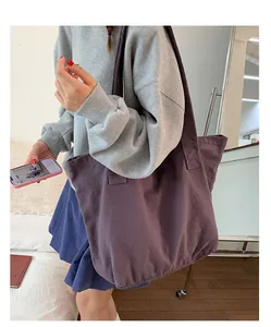 Détail du grand sac cabas en toile violette avec coutures renforcées pour le bureau quotidien