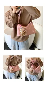 Montage en trois vues du sac messager en toile rose avec breloque ours et logo détaillé
