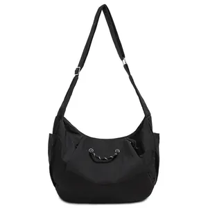 Grote zwarte nylon halve maan crossbodytas met trekkoord en een verstelbare schouderriem