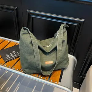 Borsa tote retrò in tela verde militare con tracolla larga e patch in pelle