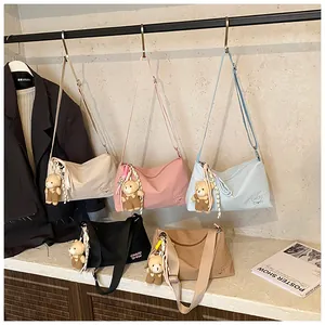Détail de sacs bandoulière colorés avec pendentif ours et broderie CHUU D'N