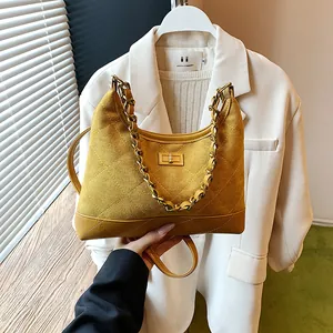 Sac bandoulière matelassé jaune avec poignée en chaîne dorée et fermoir pivotant