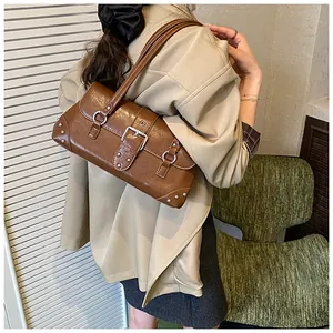 Details der braunen Vintage-Ledertasche mit silbernen Nieten und Metallschnalle