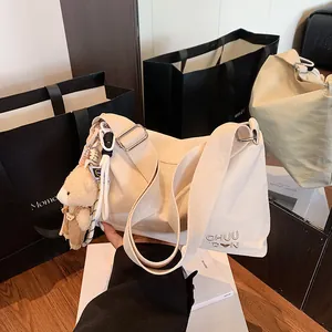 Grand sac messager beige avec bandoulière réglable et charm ours mignon style urbain