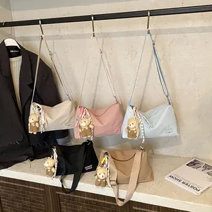 Grand sac messager de couleur unie avec pendentif ours en cinq couleurs au choix